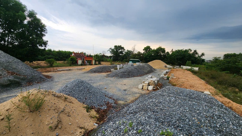 Dự án đường gần 700 tỷ ở Quảng Ngãi trầy trật vì vướng mặt bằng- Ảnh 3. Dự án đường gần 700 tỷ ở Quảng Ngãi trầy trật vì vướng mặt bằng- Ảnh 3.