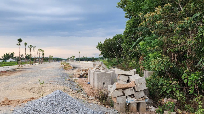 Dự án đường gần 700 tỷ ở Quảng Ngãi trầy trật vì vướng mặt bằng- Ảnh 2. Dự án đường gần 700 tỷ ở Quảng Ngãi trầy trật vì vướng mặt bằng- Ảnh 2.