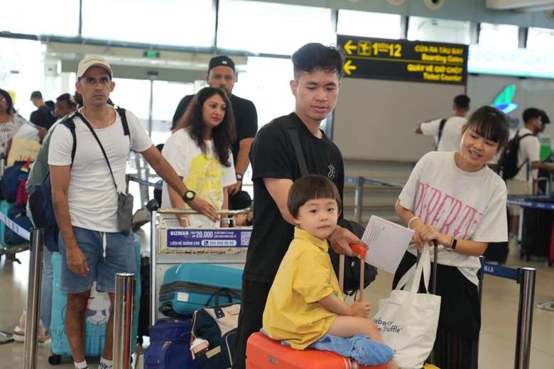 Nhu cầu đi lại tăng mạnh dịp lễ Quốc kh&aacute;nh 2/9, gi&aacute; v&eacute; m&aacute;y bay thế n&agrave;o?- Ảnh 1.