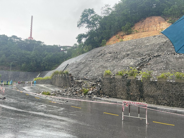 Quảng Ninh chủ động khắc phục sạt lở, ngập lụt ở c&aacute;c tuyến giao th&ocirc;ng m&ugrave;a mưa lũ- Ảnh 3.