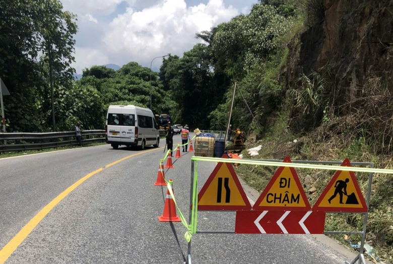 Hạn chế xe lưu th&ocirc;ng qua đ&egrave;o Bảo Lộc 10 ng&agrave;y để xử l&yacute; điểm sạt lở- Ảnh 1.