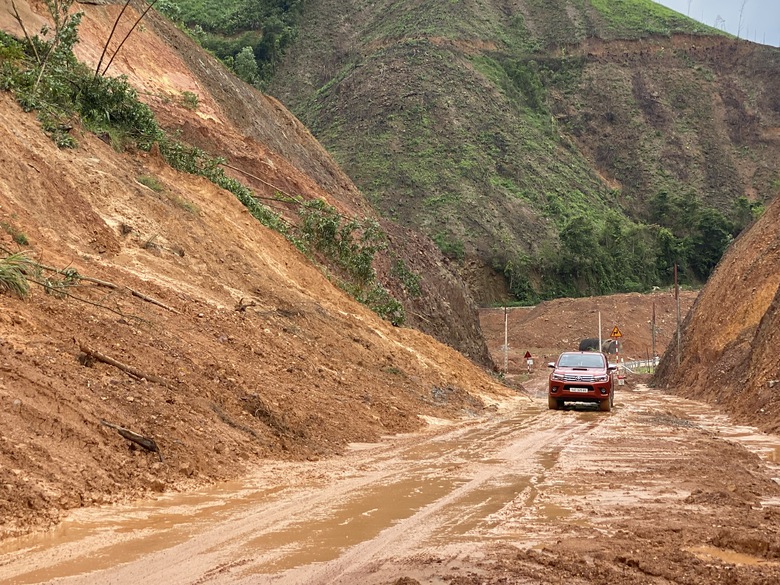 Quảng Ninh chủ động khắc phục sạt lở, ngập lụt ở c&aacute;c tuyến giao th&ocirc;ng m&ugrave;a mưa lũ- Ảnh 1.