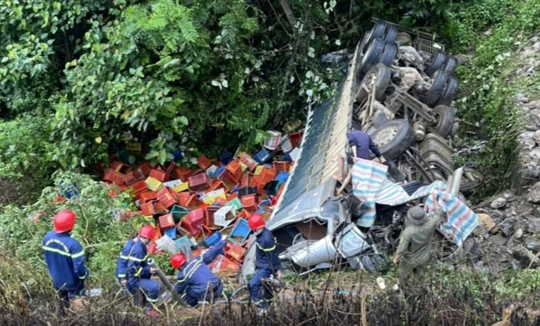 Lực lượng Cảnh s&aacute;t PCCC v&agrave; CNCH triển khai c&ocirc;ng t&aacute;c cứu hộ, cắt cabin cứu t&agrave;i xế mắc kẹt trong vụ TNGT.