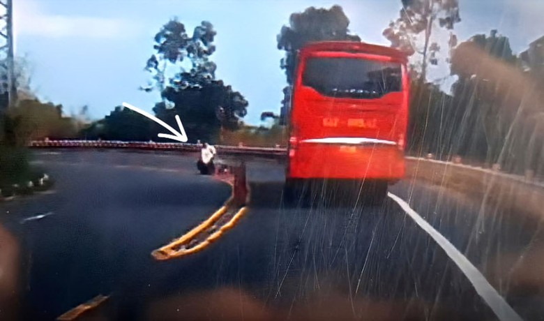 Nữ du kh&aacute;ch trượt ng&atilde; xe, văng v&agrave;o gầm xe kh&aacute;ch. (Ảnh cắt từ clip).