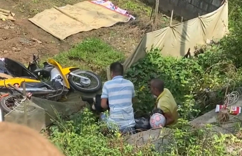 Nơi ph&aacute;t hiện thi thể nạn nh&acirc;n l&agrave; cống thu nước nhỏ, hẹp v&agrave; rất &iacute;t nước.