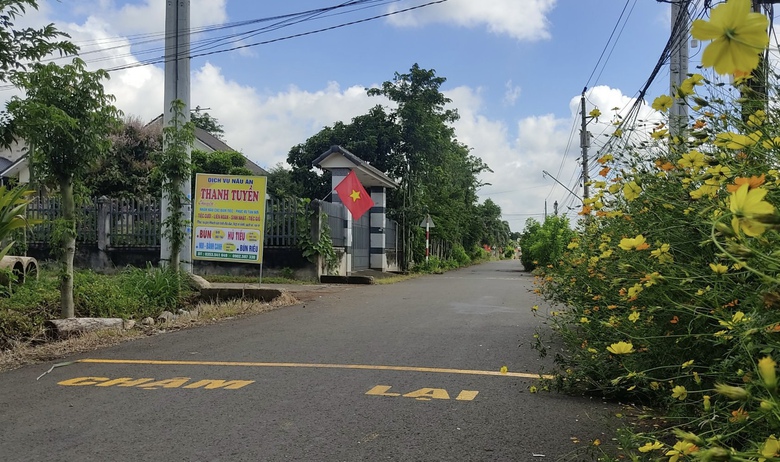 Tai nạn giảm nhờ s&aacute;ng kiến n&ocirc;ng d&acirc;n vẽ chữ tr&ecirc;n mặt đường qu&ecirc; - Ảnh 3.