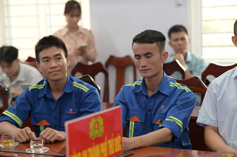 TP.HCM: Khen thưởng 7 cá nhân dũng cảm cứu người trong vụ tai nạn cầu Phú Mỹ- Ảnh 2. TP.HCM: Khen thưởng 7 cá nhân dũng cảm cứu người trong vụ tai nạn cầu Phú Mỹ- Ảnh 2.