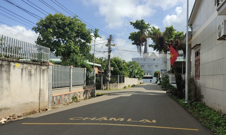 Tai nạn giảm nhờ s&aacute;ng kiến n&ocirc;ng d&acirc;n vẽ chữ tr&ecirc;n mặt đường qu&ecirc; - Ảnh 12.