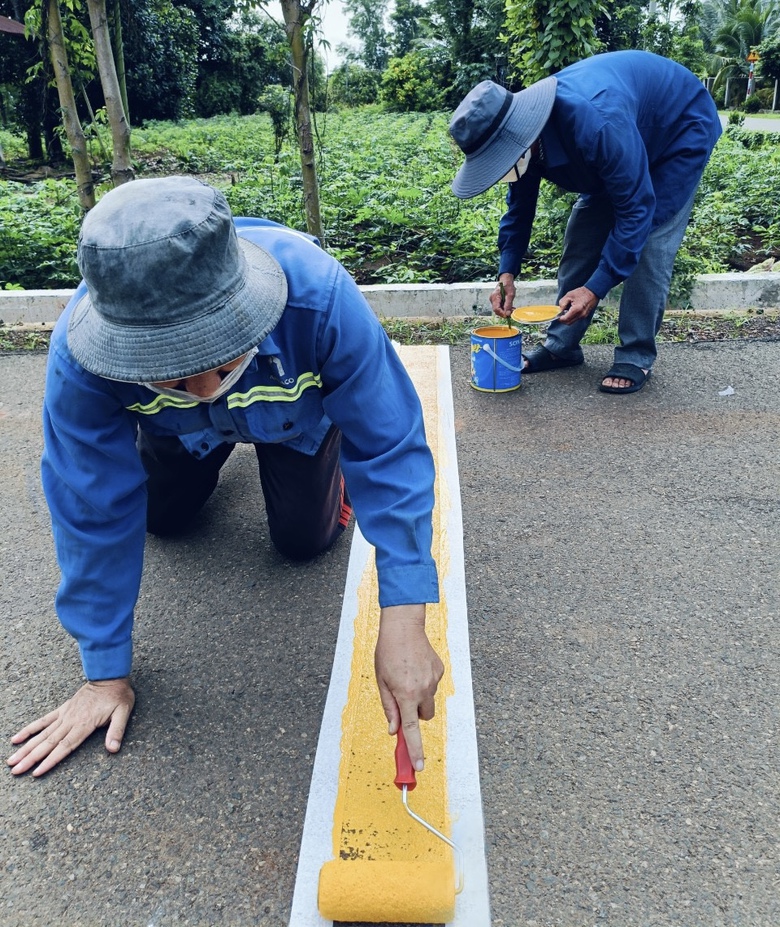 Tai nạn giảm nhờ s&aacute;ng kiến n&ocirc;ng d&acirc;n vẽ chữ tr&ecirc;n mặt đường qu&ecirc; - Ảnh 6.