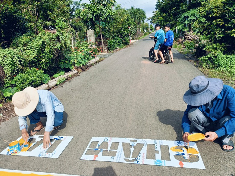 Tai nạn giảm nhờ s&aacute;ng kiến n&ocirc;ng d&acirc;n vẽ chữ tr&ecirc;n mặt đường qu&ecirc; - Ảnh 11.