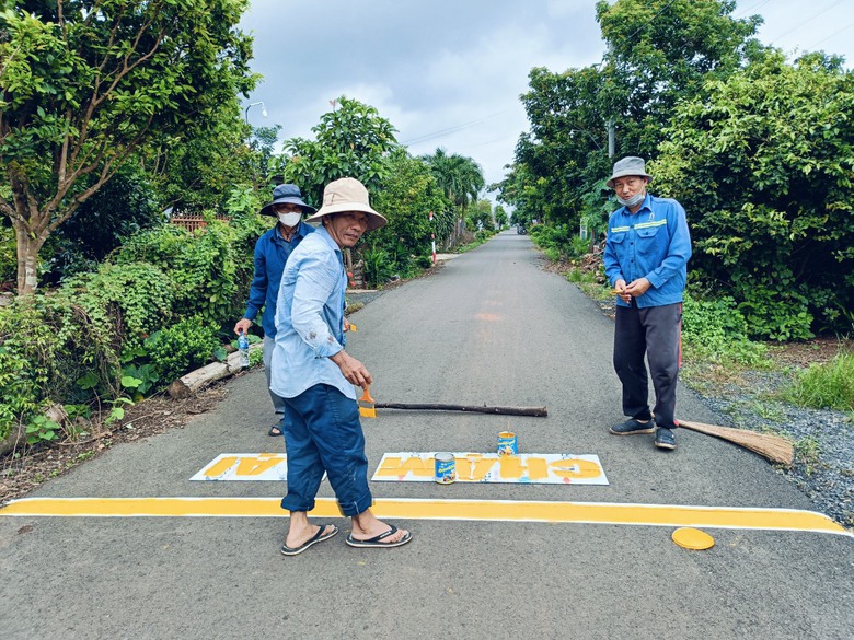 Tai nạn giảm nhờ s&aacute;ng kiến n&ocirc;ng d&acirc;n vẽ chữ tr&ecirc;n mặt đường qu&ecirc; - Ảnh 10.