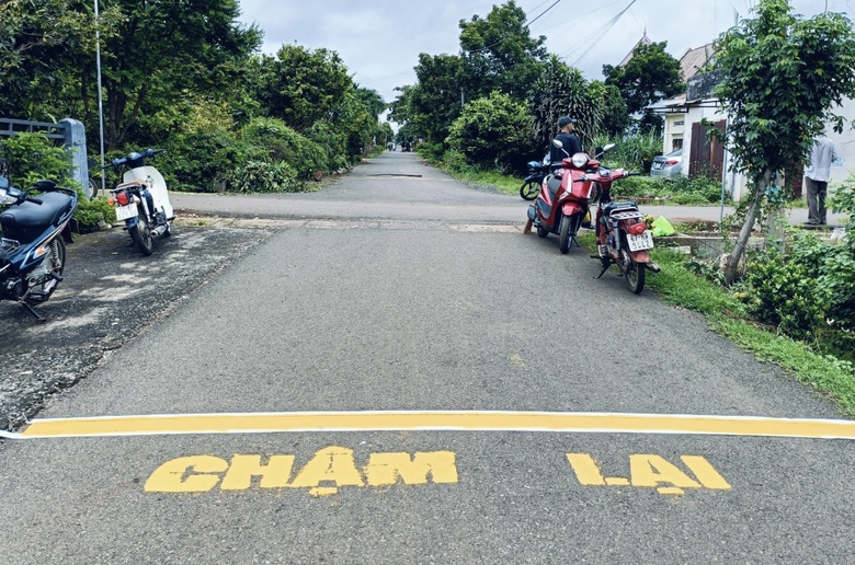 Tai nạn giảm nhờ s&aacute;ng kiến n&ocirc;ng d&acirc;n vẽ chữ tr&ecirc;n mặt đường qu&ecirc; - Ảnh 2.