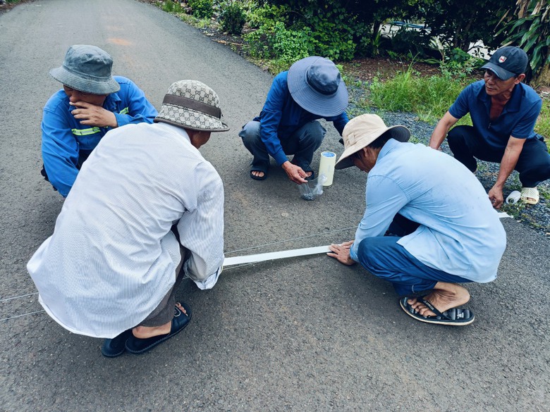 Tai nạn giảm nhờ s&aacute;ng kiến n&ocirc;ng d&acirc;n vẽ chữ tr&ecirc;n mặt đường qu&ecirc; - Ảnh 7.