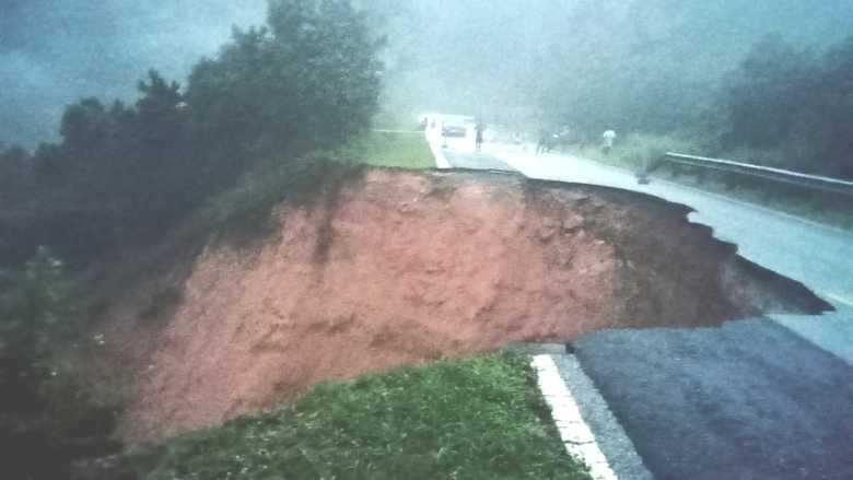 Sạt lở sau mưa lớn, quốc lộ 18B qua Quảng Ninh bị chia cắt ho&agrave;n to&agrave;n- Ảnh 1.