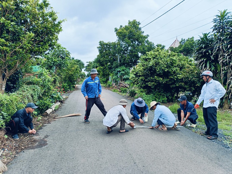 Tai nạn giảm nhờ s&aacute;ng kiến n&ocirc;ng d&acirc;n vẽ chữ tr&ecirc;n mặt đường qu&ecirc; - Ảnh 4.
