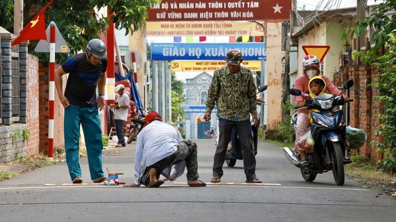 Tai nạn giảm nhờ s&aacute;ng kiến n&ocirc;ng d&acirc;n vẽ chữ tr&ecirc;n mặt đường qu&ecirc; - Ảnh 5.