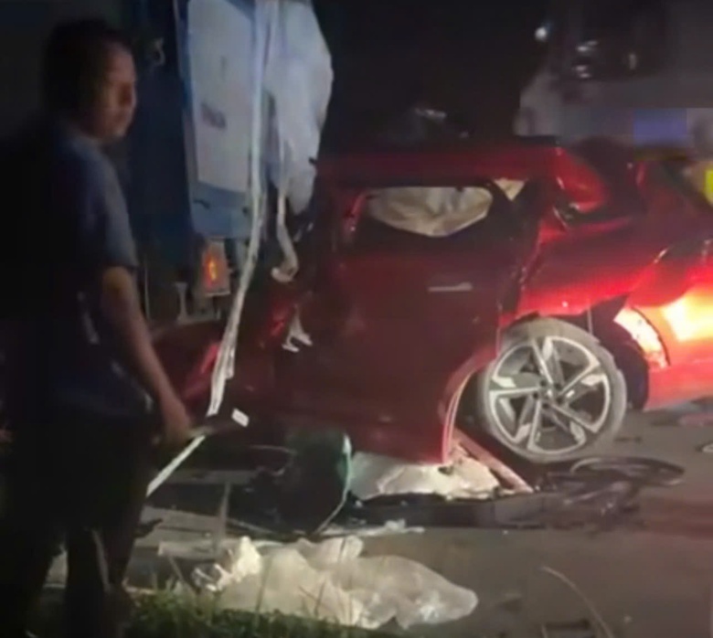 Đ&acirc;m v&agrave;o đu&ocirc;i xe tải hết dầu đang dừng đỗ tr&ecirc;n cao tốc, t&agrave;i xế &ocirc; t&ocirc; con tử vong- Ảnh 1.