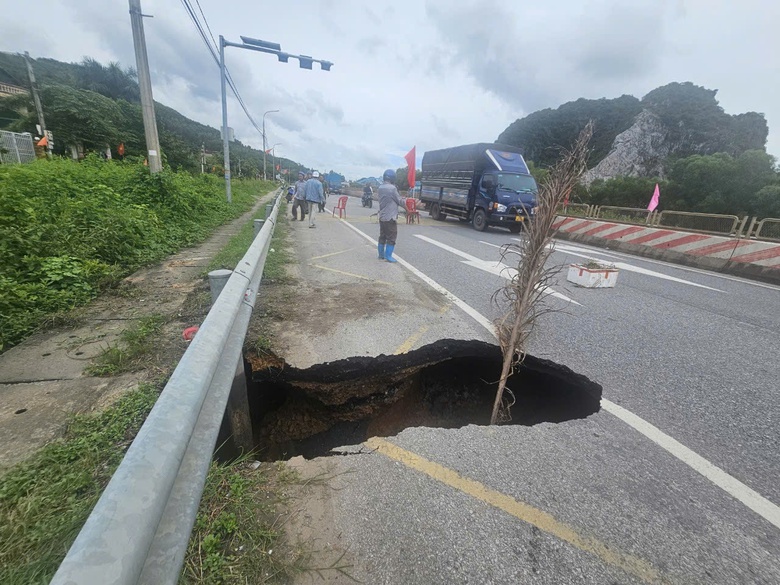Bất ngờ xuất hiện "hố tử thần" tr&ecirc;n quốc lộ 18, đoạn qua tỉnh Quảng Ninh- Ảnh 1.