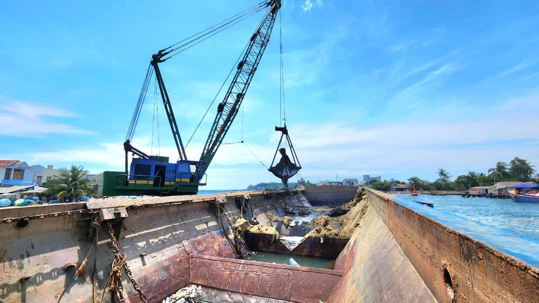 X&aacute;ng cạp khủng ngoạm b&ugrave;n, nạo v&eacute;t th&ocirc;ng luồng cảng Sa Kỳ- Ảnh 5.
