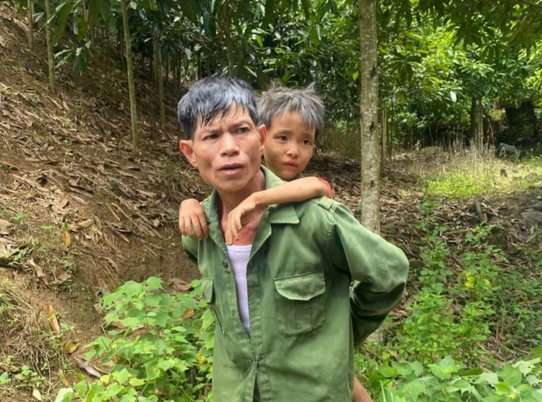 Khen thưởng người tìm thấy bé trai 6 tuổi sống sót sau 4 ngày lạc trong rừng ở Yên Bái- Ảnh 1. Khen thưởng người tìm thấy bé trai 6 tuổi sống sót sau 4 ngày lạc trong rừng ở Yên Bái- Ảnh 1.