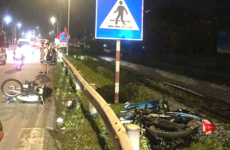 Hiện trường vụ tai nạn tr&ecirc;n quốc lộ 18 ở TP Cẩm Phả (Quảng Ninh) khiến 2 em học sinh lớp 9 phải nhập viện.