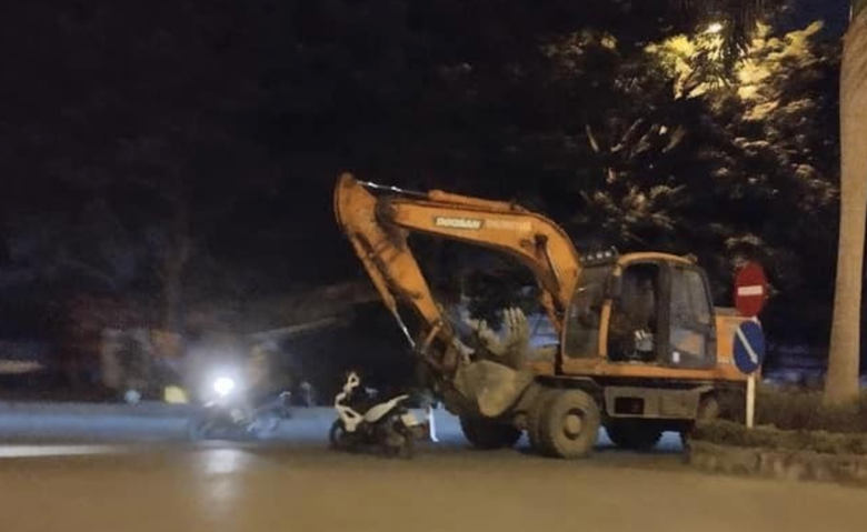 Khởi tố người l&aacute;i m&aacute;y x&uacute;c c&aacute;n tử vong ch&aacute;u b&eacute; tr&ecirc;n phố Ph&uacute; Gia- Ảnh 1.