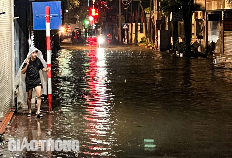 Đường ngập, cây đổ la liệt sau trận mưa lớn ở Hà Nội- Ảnh 8. Đường ngập, cây đổ la liệt sau trận mưa lớn ở Hà Nội- Ảnh 8.