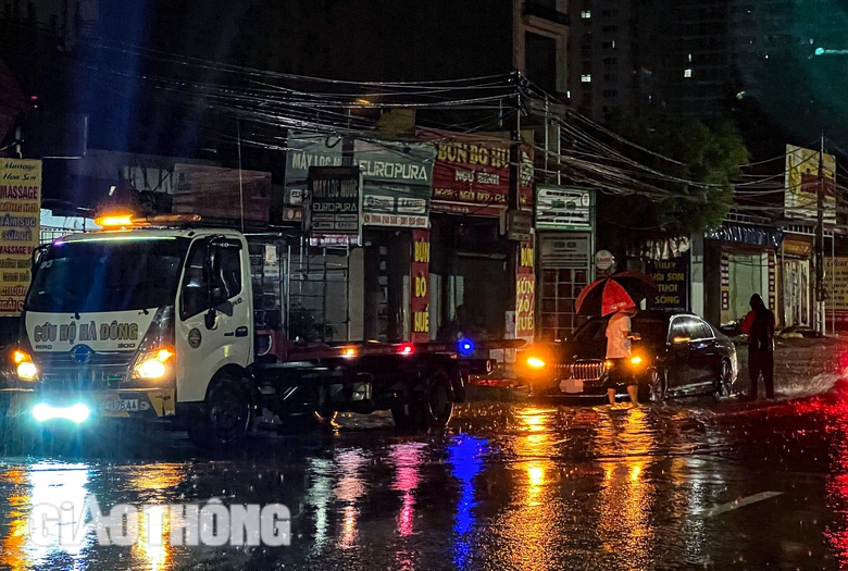 Đường ngập, cây đổ la liệt sau trận mưa lớn ở Hà Nội- Ảnh 12. Đường ngập, cây đổ la liệt sau trận mưa lớn ở Hà Nội- Ảnh 12.