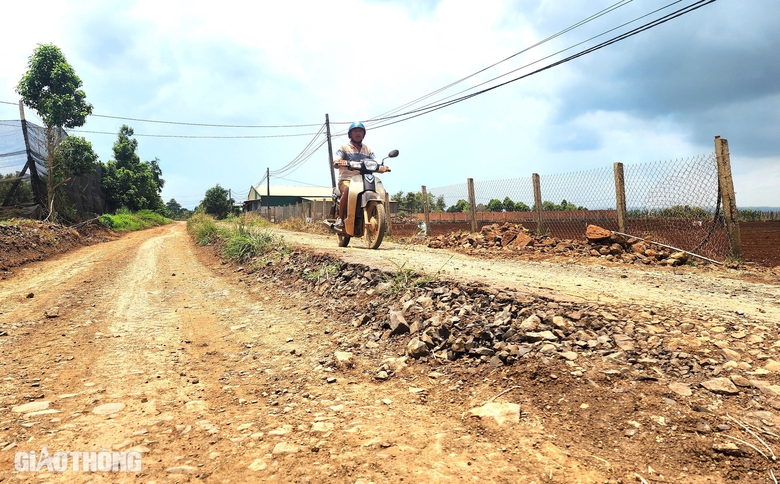 Đường thi c&ocirc;ng dang dở ở Đắk N&ocirc;ng, nh&agrave; thầu hứa cuối năm 2024 ho&agrave;n th&agrave;nh- Ảnh 1.