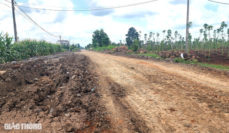 Đường thi c&ocirc;ng dang dở ở Đắk N&ocirc;ng, nh&agrave; thầu hứa cuối năm 2024 ho&agrave;n th&agrave;nh- Ảnh 2.