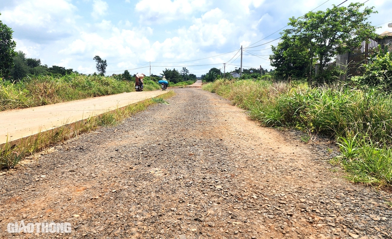 Đường thi c&ocirc;ng dang dở ở Đắk N&ocirc;ng, nh&agrave; thầu hứa cuối năm 2024 ho&agrave;n th&agrave;nh- Ảnh 3.