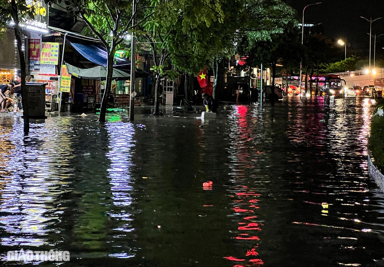 Đường ngập, cây đổ la liệt sau trận mưa lớn ở Hà Nội- Ảnh 7. Đường ngập, cây đổ la liệt sau trận mưa lớn ở Hà Nội- Ảnh 7.