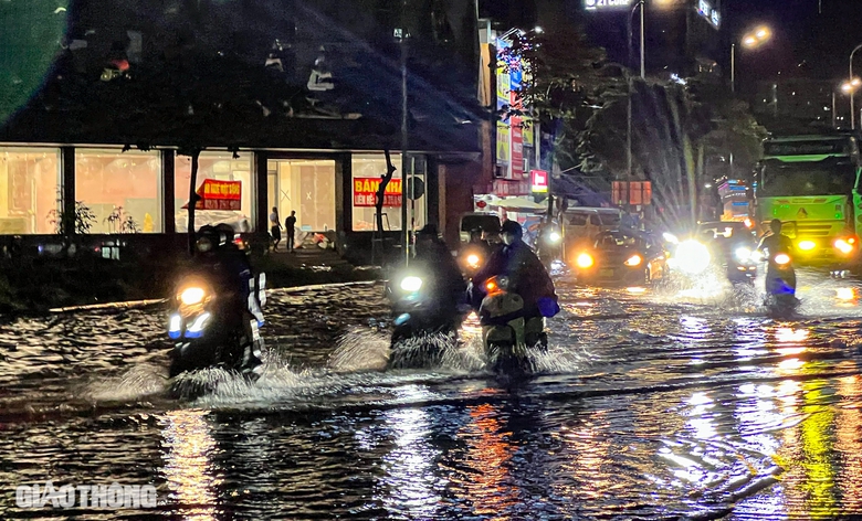 Đường ngập, cây đổ la liệt sau trận mưa lớn ở Hà Nội- Ảnh 6. Đường ngập, cây đổ la liệt sau trận mưa lớn ở Hà Nội- Ảnh 6.