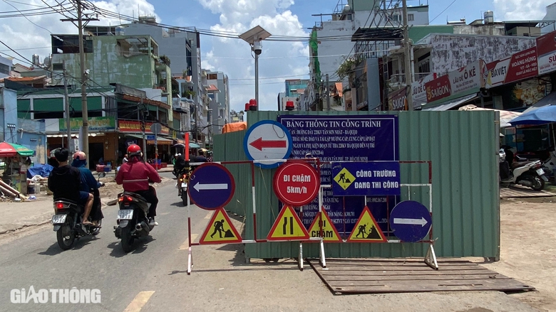 Đường v&agrave;o s&acirc;n bay T&acirc;n Sơn Nhất chưa đầy 1km c&oacute; 5 dự &aacute;n thi c&ocirc;ng đan xen- Ảnh 2.