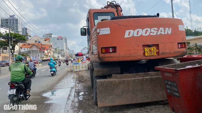 Đường v&agrave;o s&acirc;n bay T&acirc;n Sơn Nhất chưa đầy 1km c&oacute; 5 dự &aacute;n thi c&ocirc;ng đan xen- Ảnh 6.