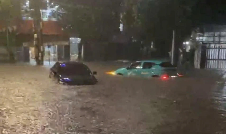 Mưa xối xả khiến nhiều &ocirc; t&ocirc;, xe m&aacute;y nổi lềnh bềnh ở Th&aacute;i Nguy&ecirc;n- Ảnh 2.