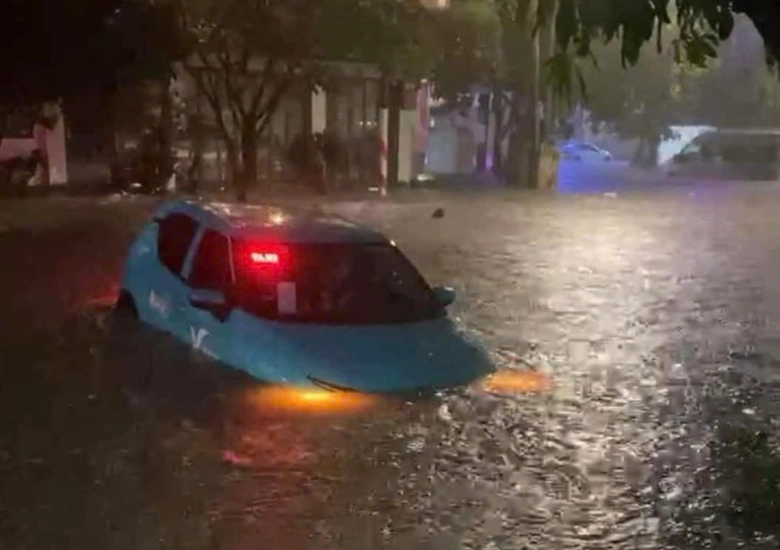 Mưa xối xả khiến nhiều &ocirc; t&ocirc;, xe m&aacute;y nổi lềnh bềnh ở Th&aacute;i Nguy&ecirc;n- Ảnh 1.