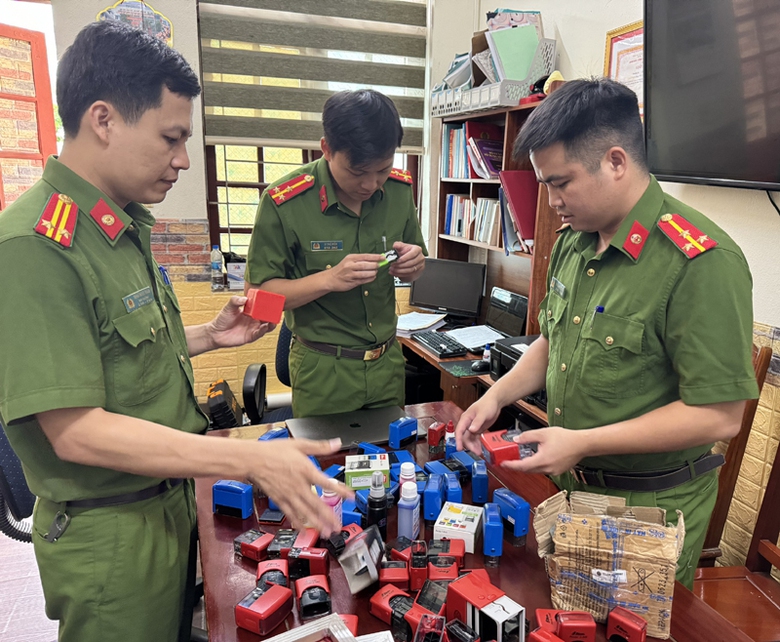 Ph&aacute; đường d&acirc;y chuy&ecirc;n l&agrave;m giả giấy tờ mua b&aacute;n &ocirc; t&ocirc;- Ảnh 2.