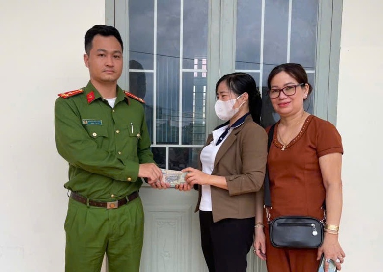 Mua h&agrave;ng qua mạng hết hơn 100 ngh&igrave;n, người phụ nữ chuyển nhầm hơn 100 triệu đồng- Ảnh 1.