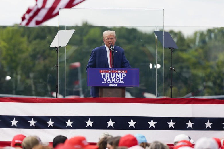 &Ocirc;ng Trump được bảo vệ khi vận động tranh cử ngo&agrave;i trời sau vụ &aacute;m s&aacute;t hụt- Ảnh 1.