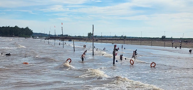 Th&aacute;i B&igrave;nh: C&ugrave;ng nh&oacute;m bạn tắm biển Cồn V&agrave;nh, một nam sinh đuối nước tử vong- Ảnh 2.