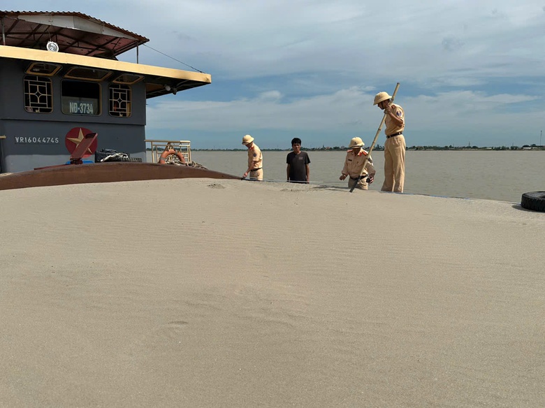 Th&aacute;i B&igrave;nh bắt giữ t&agrave;u chở c&aacute;t tr&aacute;i ph&eacute;p tr&ecirc;n s&ocirc;ng Hồng- Ảnh 1.