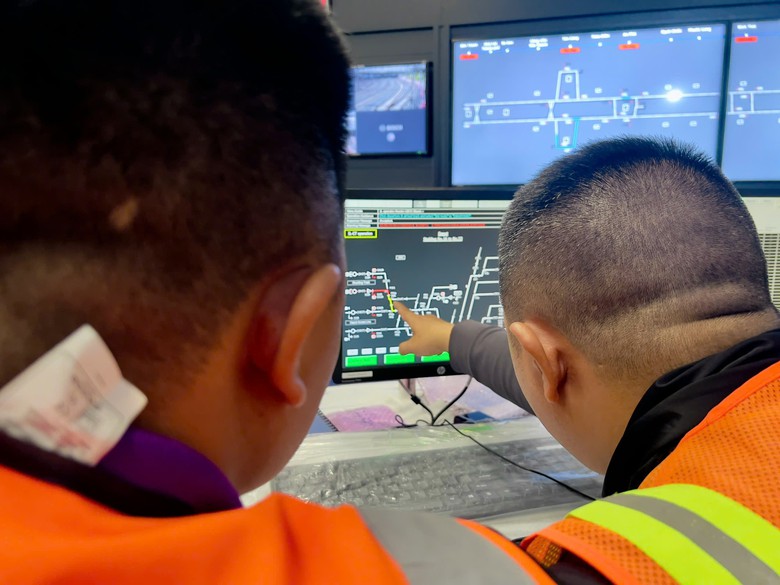 Học viên lái tàu Việt thực hành trực tiếp trên các đoàn tàu tuyến metro số 1- Ảnh 4. Học viên lái tàu Việt thực hành trực tiếp trên các đoàn tàu tuyến metro số 1- Ảnh 4.