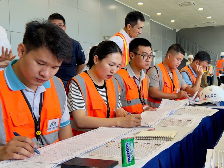 Học viên lái tàu Việt thực hành trực tiếp trên các đoàn tàu tuyến metro số 1- Ảnh 3. Học viên lái tàu Việt thực hành trực tiếp trên các đoàn tàu tuyến metro số 1- Ảnh 3.