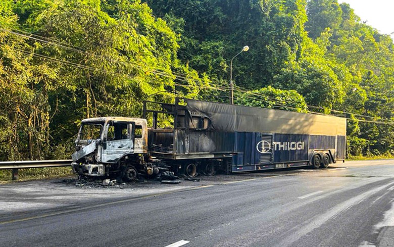 Vụ ch&aacute;y đ&atilde; thi&ecirc;u rụi cabin xe, may mắn kh&ocirc;ng c&oacute; thiệt hại về người.