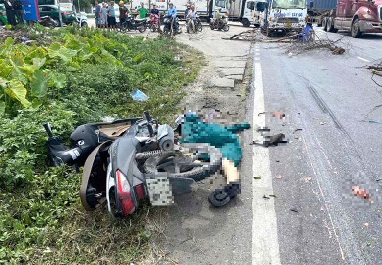 Hiện trường vụ tai nạn khiến người phụ nữ tử vong tr&ecirc;n quốc lộ 5.