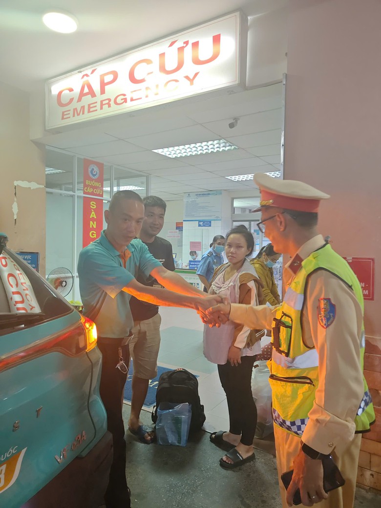CSGT dẫn đường tr&ecirc;n cao tốc đưa người phụ nữ mang bầu đi cấp cứu- Ảnh 2.