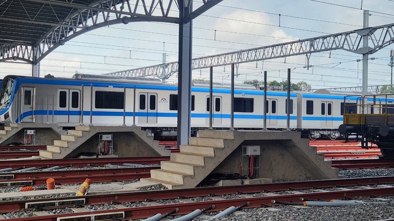 Học viên lái tàu Việt thực hành trực tiếp trên các đoàn tàu tuyến metro số 1- Ảnh 7. Học viên lái tàu Việt thực hành trực tiếp trên các đoàn tàu tuyến metro số 1- Ảnh 7.