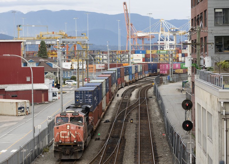 Vừa đi l&agrave;m trở lại, c&ocirc;ng nh&acirc;n đường sắt Canada lại tuy&ecirc;n bố sẽ đ&igrave;nh c&ocirc;ng- Ảnh 1.