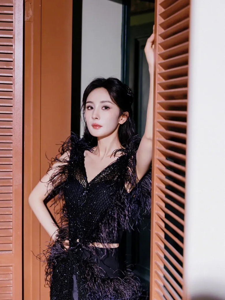 Dương Mịch khoe d&aacute;ng gợi cảm giữa l&uacute;c bị nhắc t&ecirc;n v&agrave;o scandal mại d&acirc;m r&uacute;ng động Cbiz- Ảnh 1.